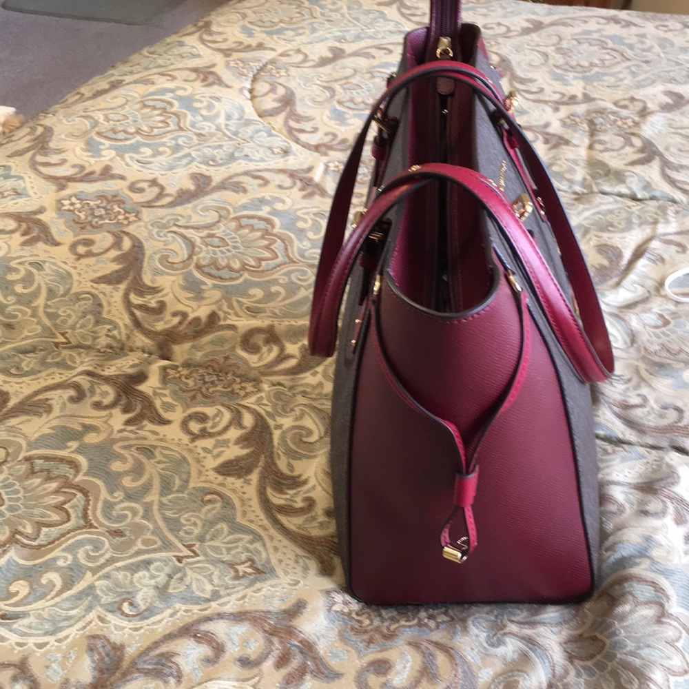 Brand new Michael kors adorable hand bag - Picture 7 of 9